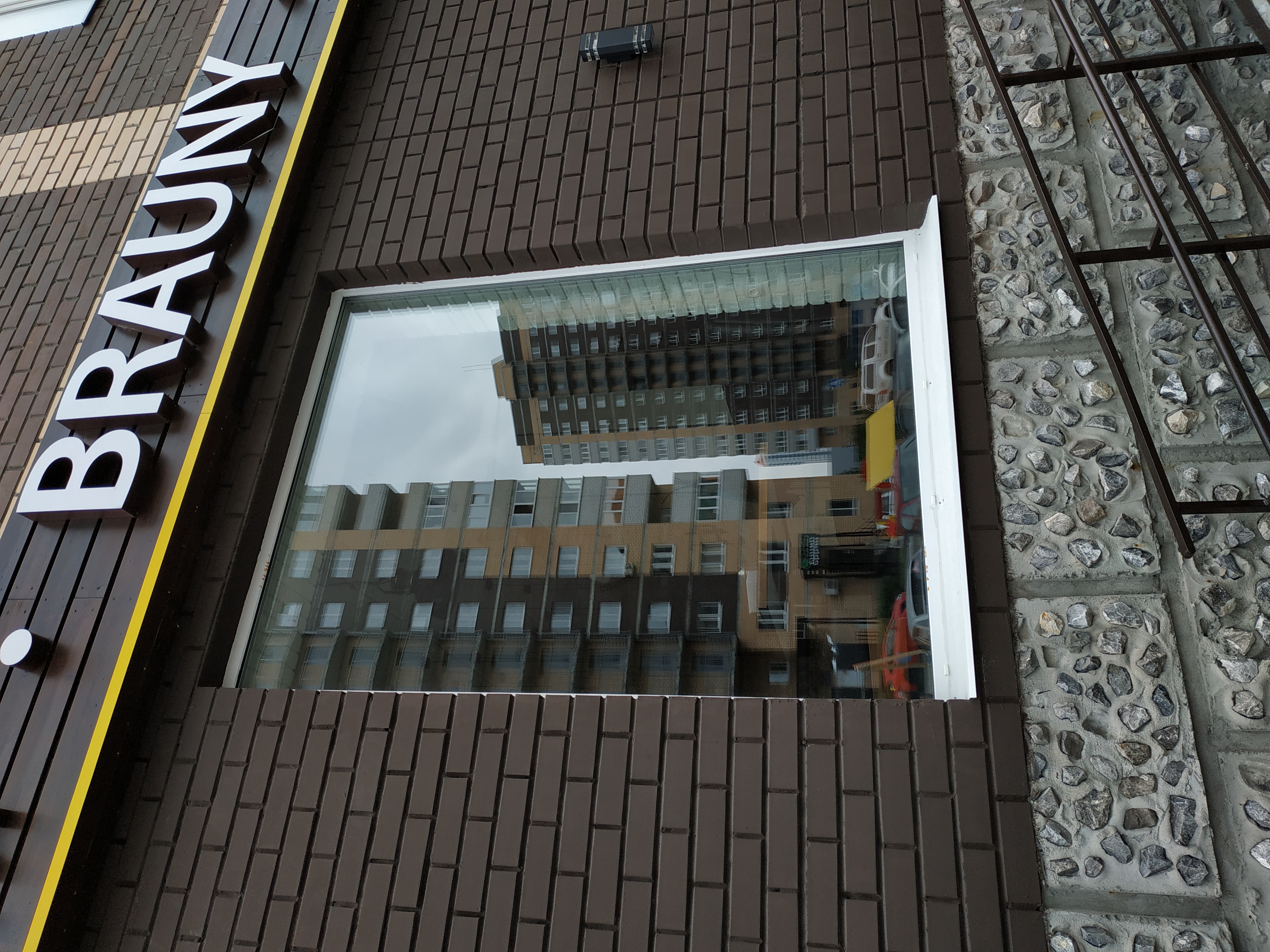 Установка одностворчатых окон в кафе